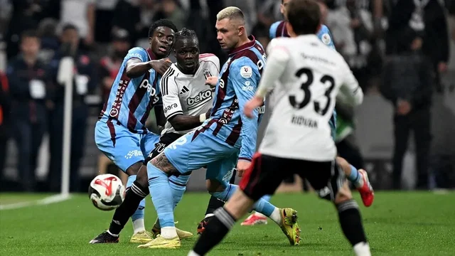 Kartal durdu